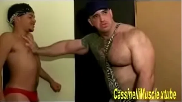 ENORME BODYBUILDER FUCKING A BLACK STUD novos filmes