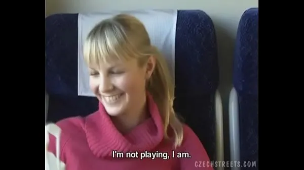 新鮮なチェコの通り電車の中でブロンドの女の子新しい映画