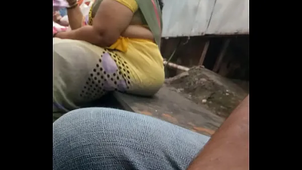 Desi yellow Saree aunty.. CurvyAnd sexy hips Phim mới mới