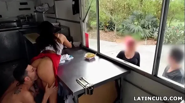 Taco-girl latina se la follan delante de los clientes - Lilly Hallpelículas nuevas frescas