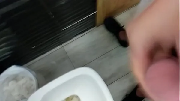 Friske Handjob in public bathroom with cumshot nye filmer