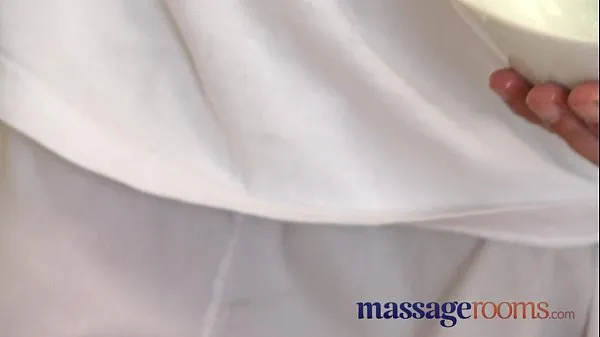 新鲜的 Massage Rooms Mature woman with hairy pussy given orgasm 新影片