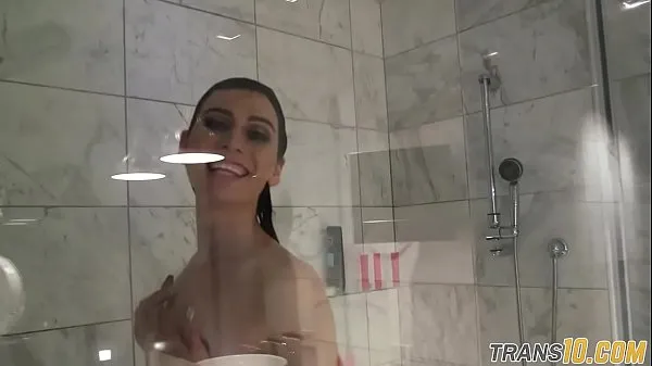 新鲜的 Smalltitted tranny showering while filmed 新影片