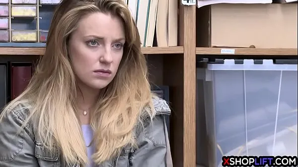 Frische Blondes Skinny Girl wurde in einem Büro gefickt neue Filme