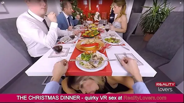 Vittoria Dolce está soprando você debaixo da mesa durante o jantar de Natal em VR novos filmes