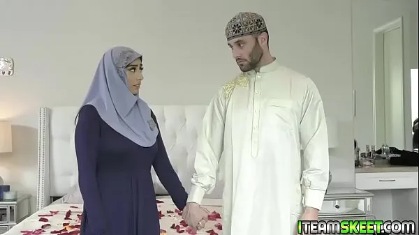 Mujer joven y caliente con hiyab se desnuda y monta la carne de hombre de su noviopelículas nuevas frescas