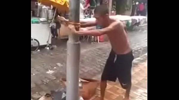 hombre tratando de matar a un postepelículas nuevas frescas