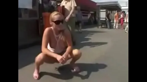 Tuoreet Blonde peeing in public uutta elokuvaa