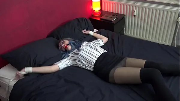 Νέες Blue haired chick put in bondage on bed νέες ταινίες