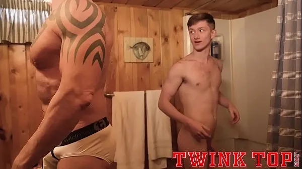 Nuovi TWINKTOP - Stud di twink appeso scopa il vecchio dai muscoli argentati senza sellafilm nuovi