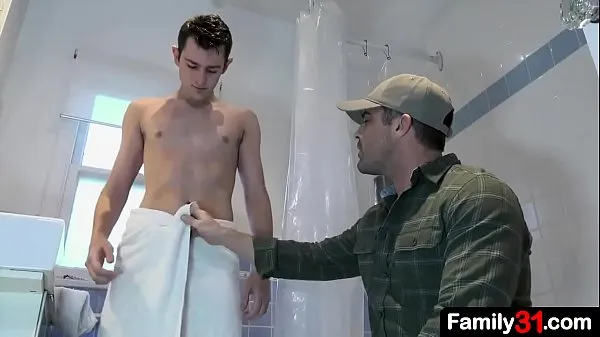 Sveži Stepdad walks in on the boy taking a shower and is captivated by his youthful body novi filmi