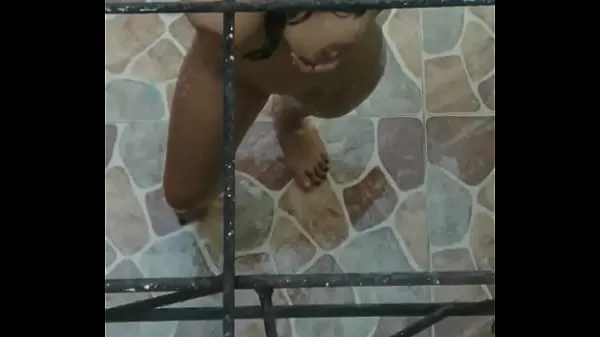 تازہ Neighbor likes to bathe outdoors when her husband goes to work نئی فلمیں