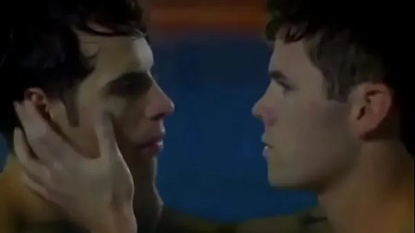 Escena gay entre dos actores en una película - Monster Piespelículas nuevas frescas