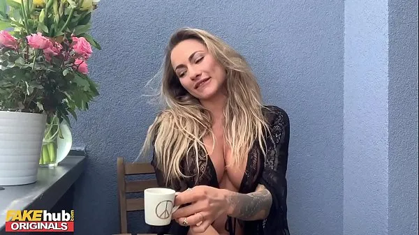 Frische FAKEhub Michaela Isizzu Finger fickt ihre Muschi vor dem Morgenkaffee neue Filme