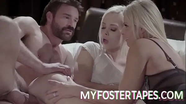 Friske Eighteen-year-old adoptive candidate Elsa Jean is snuggled by her adoptive parents in a fiery threesome nye film