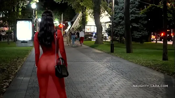 Frische Rotes transparentes Kleid in der Öffentlichkeit neue Filme