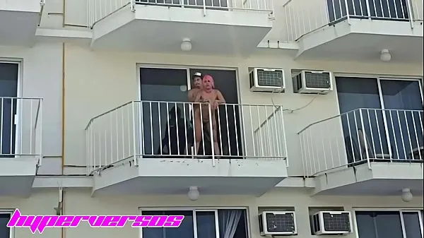Casal gostoso começa a foder na varanda do hotel em Acapulco, a garçonete percebe e não fala nada para eles novos filmes