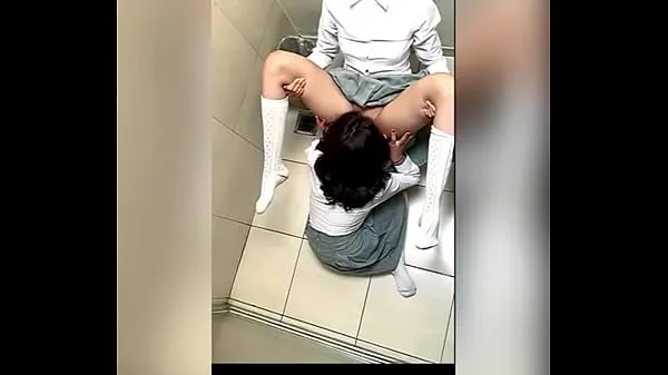 Two Lesbian Students Fucking in the School Bathroom! Pussy Licking Between School Friends! Real Amateur Sex! Cute Hot Latinas Film baru yang segar