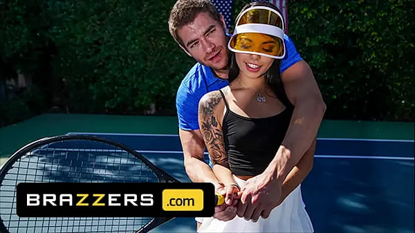 Friss Xander Corvus) Massages (Gina Valentinas) Foot To Ease Her Pain They End Up Fucking - Brazzers új filmek