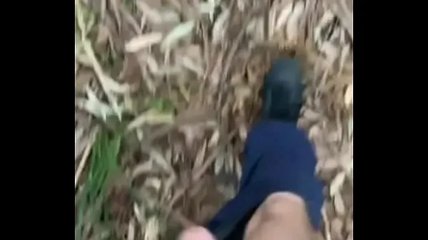 Frische 18yo Sub Twink zu Fuß im Freien schwingen Schwanz im Wald neue Filme