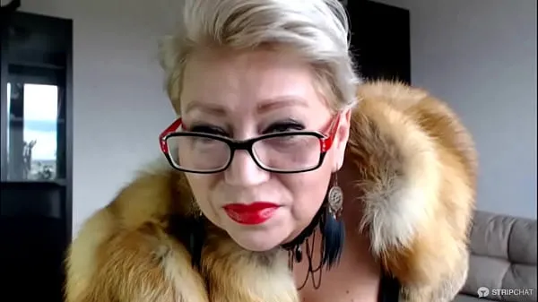 Friske Mature Russian webcam whore AimeeParadise in a fur coat blows smoke in face of her virtual slave nye film