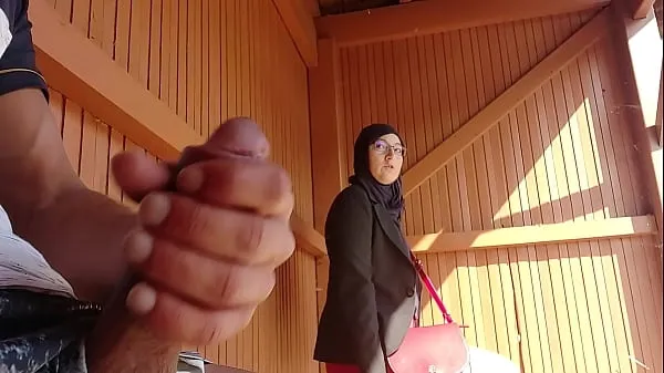 Nuovi giovane ragazzo sciocca questa ragazza musulmana che stava aspettando il suo autobus con il suo grosso cazzo, OMG !!! qualcuno li ha sorpresi; potrebbe avere problemi e scapparefilm nuovi