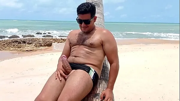 Nouveaux Yuri Gaucho se masturbe sur la plage de Coqueirinho PB avec des baigneurs sur la plage nouveaux films