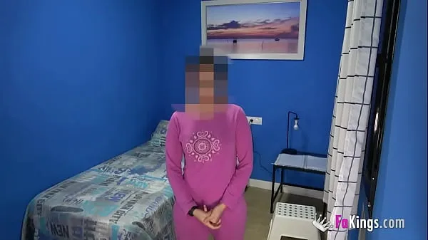 Morenita tímida graba a su amiga calzándose a su novio negro en su habitaciónpelículas nuevas frescas