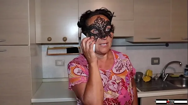 Elisabetta 50Yo convida um menino de brinquedo para um sexo anal duro novos filmes