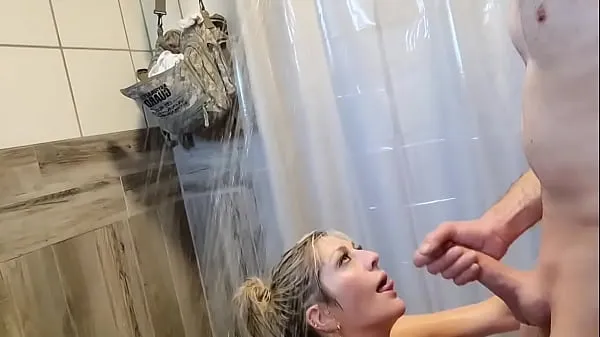 Frische Amateur lutscht Schwanz in der Dusche neue Filme