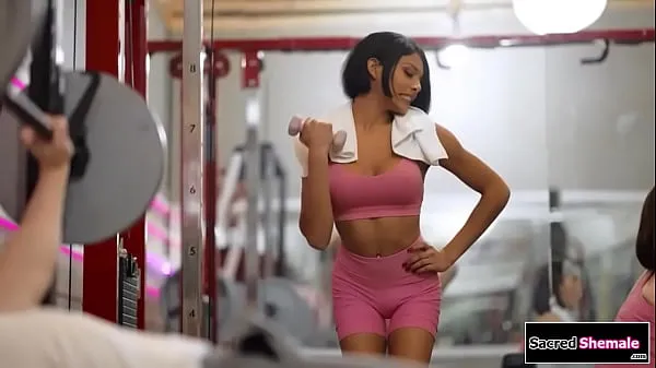 La tgirl latina Lola Morena seduce a un chico en un gimnasio y él la lame por el culo. La trans de grandes tetas está a pelo y luego chupa su gran polla. Luego es escariada analmentepelículas nuevas frescas