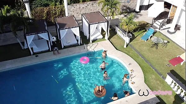 Cogimos todos en una fiesta en la piscina Phim mới mới