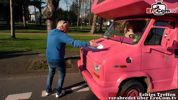 Nouveaux Grand-père ramasse une jeune fille allemande en public et la baise en voiture nouveaux films