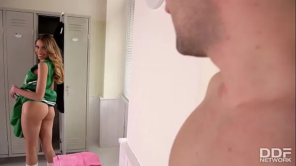 Färska Deepthroat Cock Sucking in the Dressing Room with Hot Venezuelan Cheerleader Nicols nya filmer