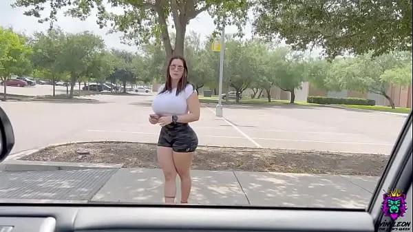 Nouveaux Une latina potelée aux gros seins est montée dans la voiture et a offert du sexe nouveaux films