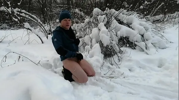 Guy jerks off in the snow and cums Phim mới mới