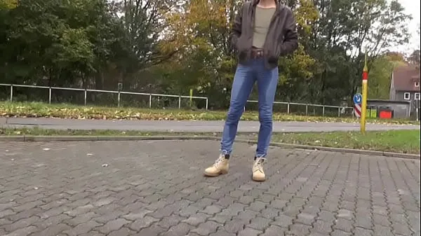 Tuoreet pissing in jeans on public road uutta elokuvaa