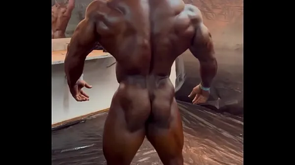 Nouveaux Bodybuilder masculin dépouillé nouveaux films