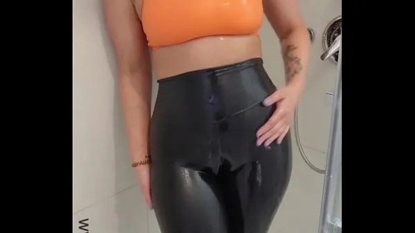 Friske Big Ass MILF Showing Off Her Curvy Body in Shower nye film