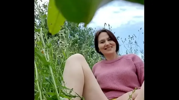 Naked horny MILF in a chamomile field masturbates, pisses and wards off a wasp / Angela-MILF Phim mới mới