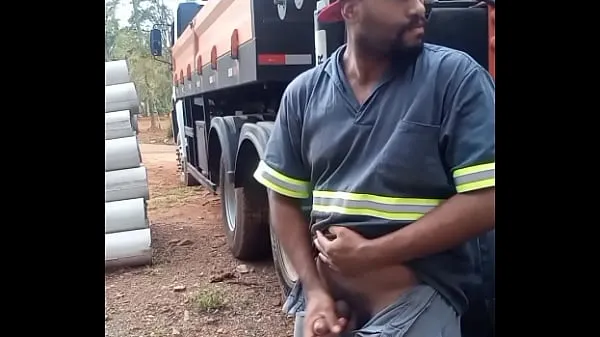 Worker Masturbating on Construction Site Hidden Behind the Company Truck Film baru yang segar