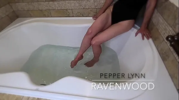 Νέες Pepper Lynn Ravenwood the exhibitionist oils her huge nipples, then licks her cream off a fat dildo νέες ταινίες